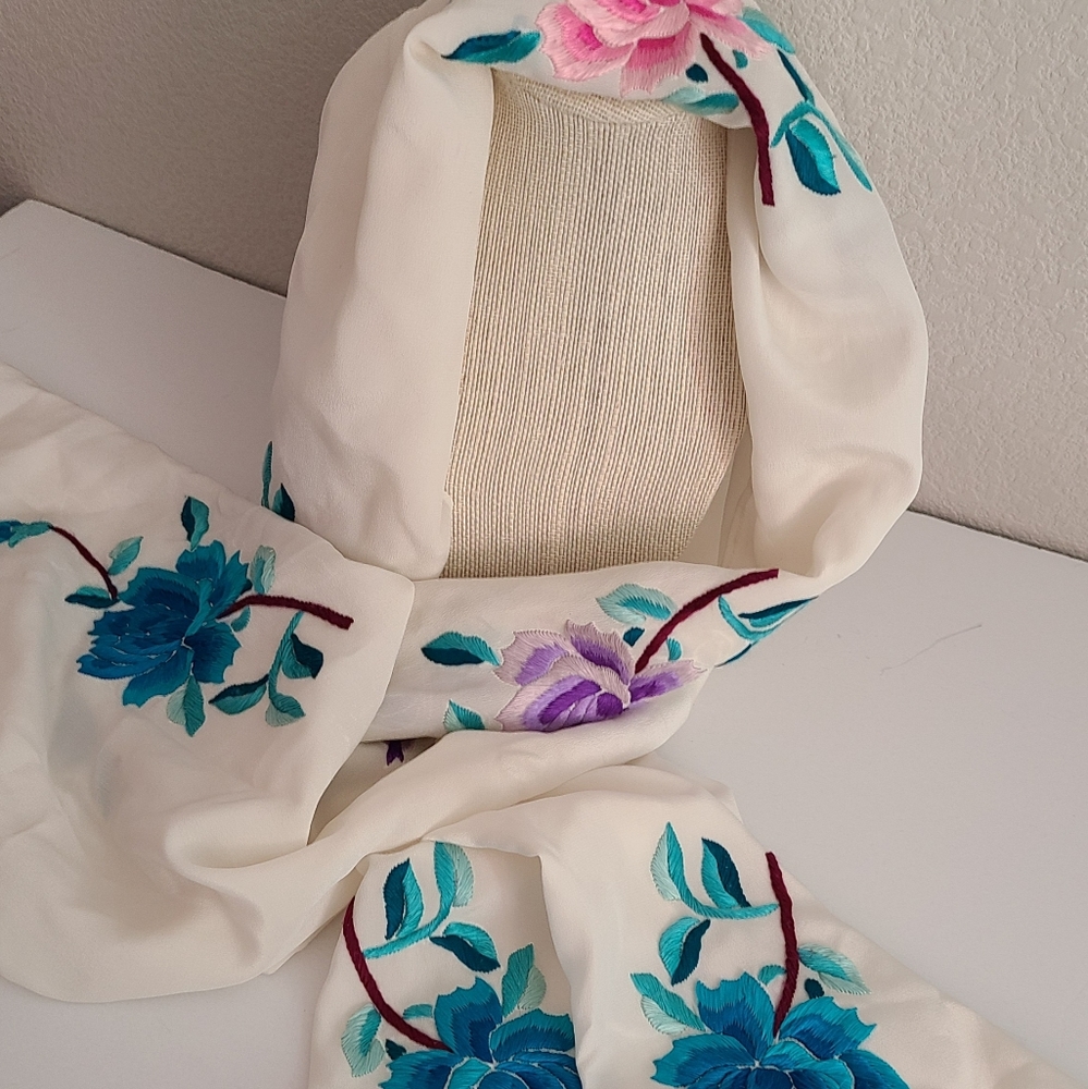 Beautiful Embroidered Scarf w/Flowers
